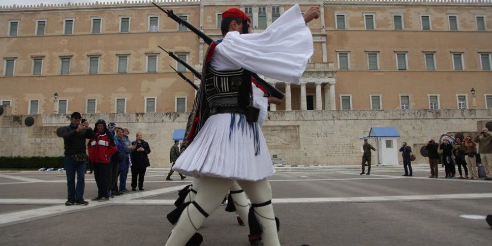 Ρίγος και συγκίνηση! Υπό τους ήχους του «Μακεδονία Ξακουστή» η αλλαγή φρουράς των Ευζώνων